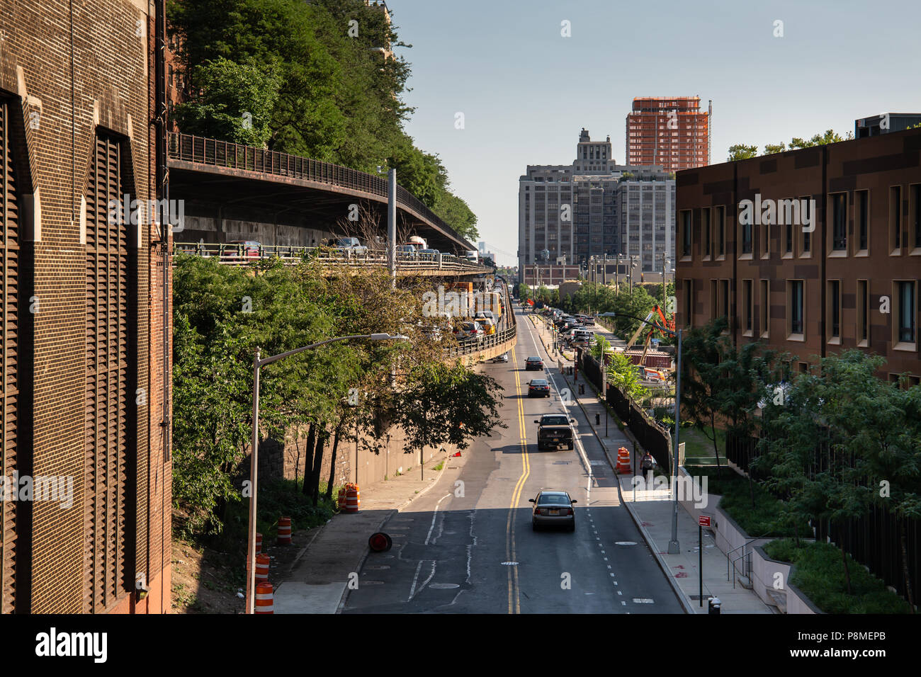 New York City/USA - 10.JULI 2018: 1 Hotel Brooklyn Bridge und Brooklyn Queens Expressway bei Tageslicht, Blick von der Brooklyn Heights Nachbarschaft Stockfoto