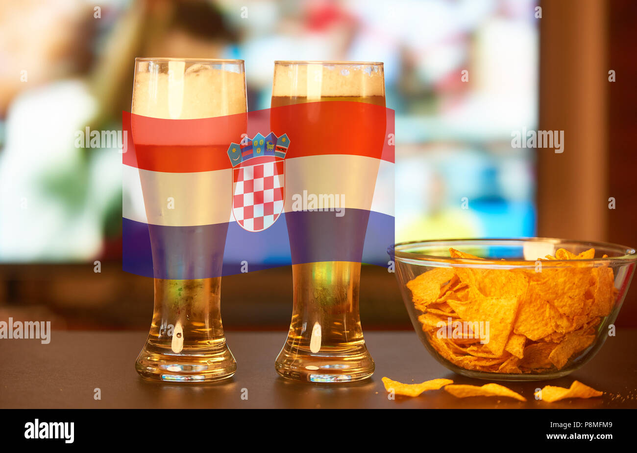 Double Exposure der kroatischen Flagge und zwei Gläser Bier vor dem Fernseher Fußball spielen Stockfoto