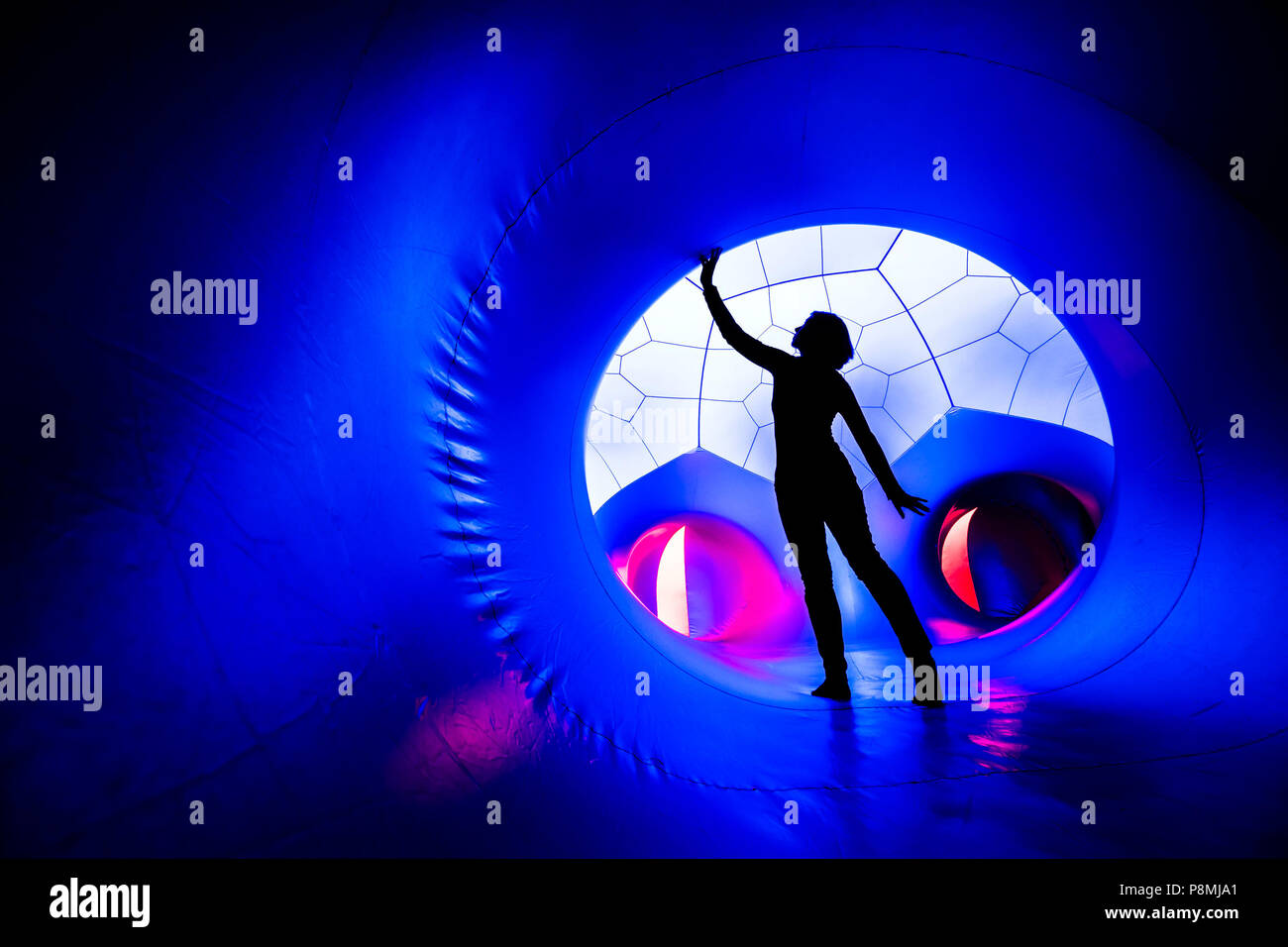 Eine Person untersucht das luminarium, eine riesige interaktive Kunst Installation, die Bestandteil des Harrogate International Festivals in Yorkshire. Stockfoto