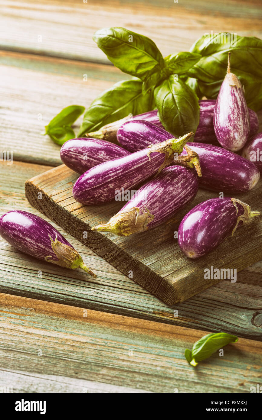 Haufen kleine Aubergine oder Aubergine Stockfoto