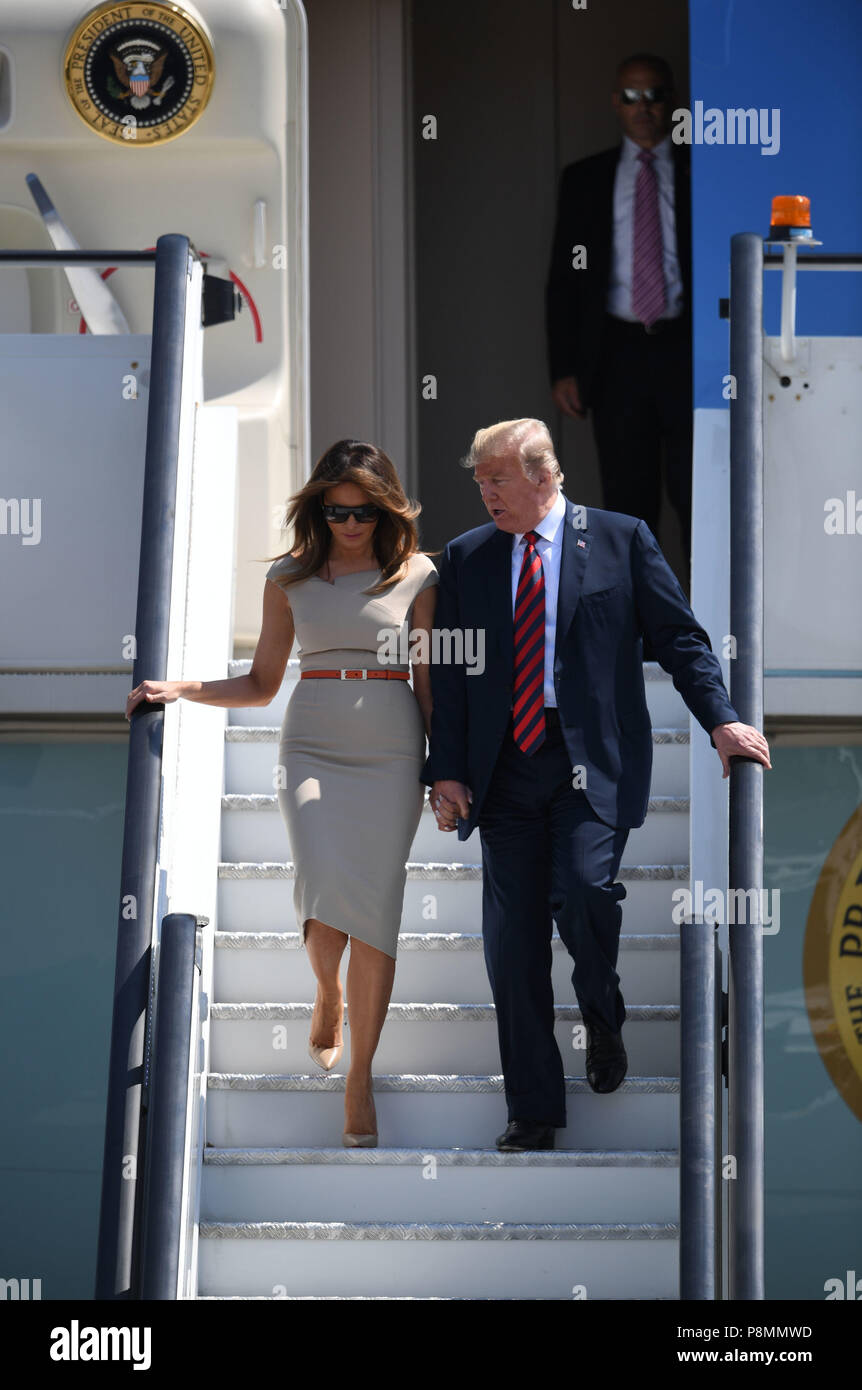 US-Präsident Trump und Melania Trump Ankommen am Flughafen Stansted, London, Air Force One, für Ihren ersten offiziellen Besuch in Großbritannien. Stockfoto