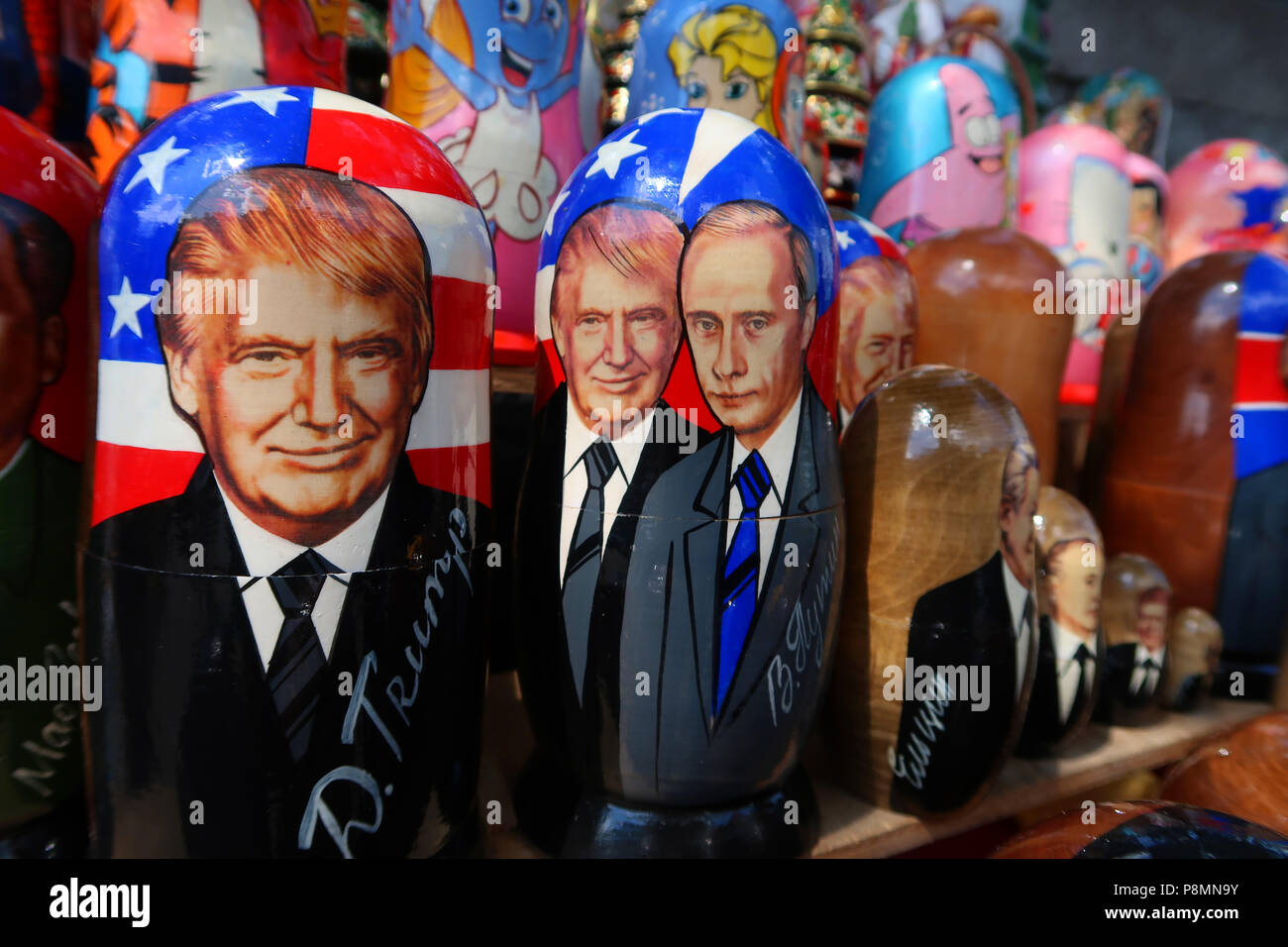 Traditionelle Matroschka-Puppen, die US-Präsident Donald Trump und den russischen Präsidenten Wladimir Putin darstellen, können in einem Souvenirstand in der Stadt Kiew oder der ukrainischen Hauptstadt Kiew verkauft werden Stockfoto