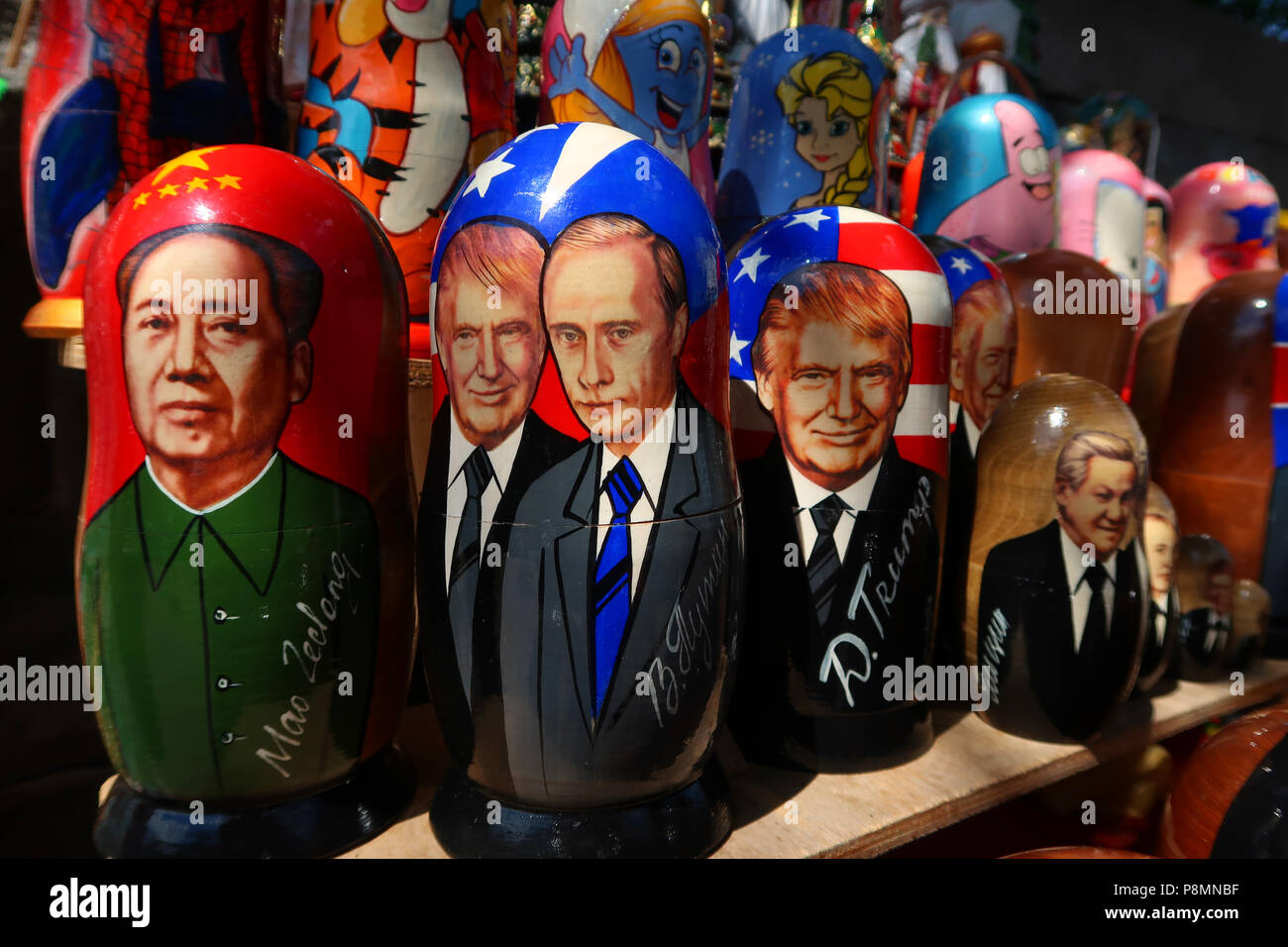 Traditionelle Matroschka-Puppen mit US-Präsident Donald Trump, dem russischen Präsidenten Wladimir Putin und dem chinesischen Vorsitzenden Mao, die in einem Souvenirstand in Kiew oder der ukrainischen Hauptstadt Kiew zum Verkauf stehen Stockfoto