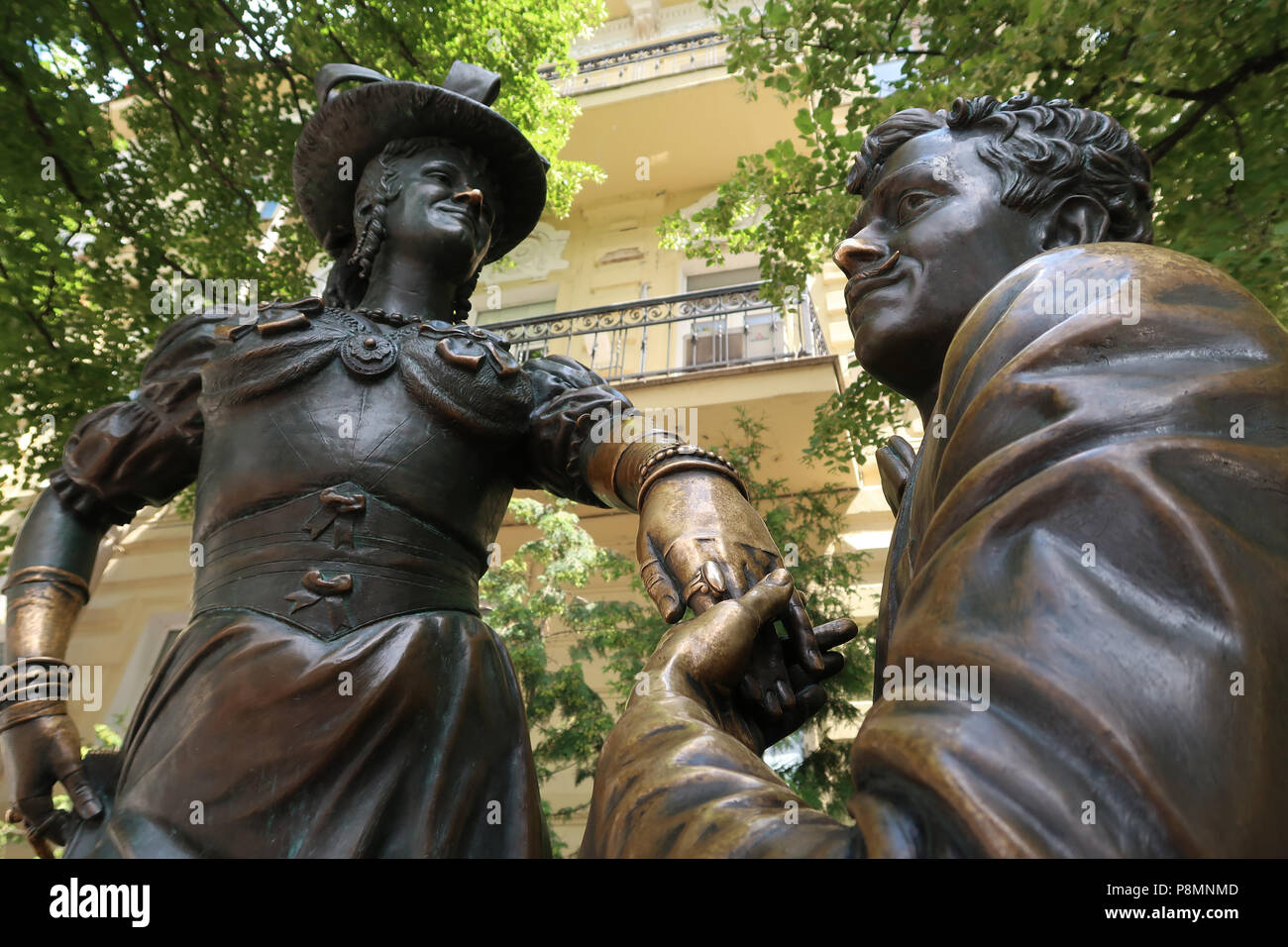 Bronzeskulptur der Helden der sowjetischen Komödie "für zwei Hasen" in der Stadt Kiew oder der Hauptstadt Kiews der Ukraine Stockfoto