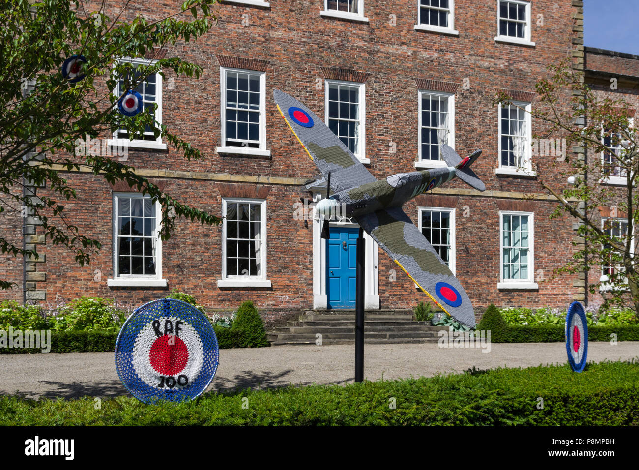 Modell Flugzeug und Aufkleber zum 100-jährigen Jubiläum der RAF zu markieren; im Garten von Thirsk Hall, Thirsk, North Yorkshire, Großbritannien Stockfoto