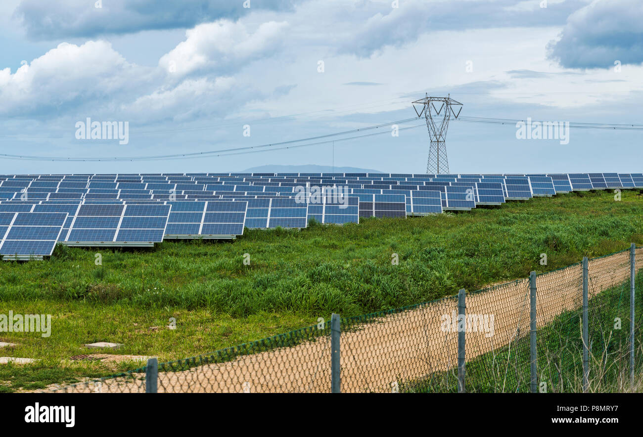 Riesige Solarparks mit Sun Paneelen auf der Italia Insel Sardinien Stockfoto