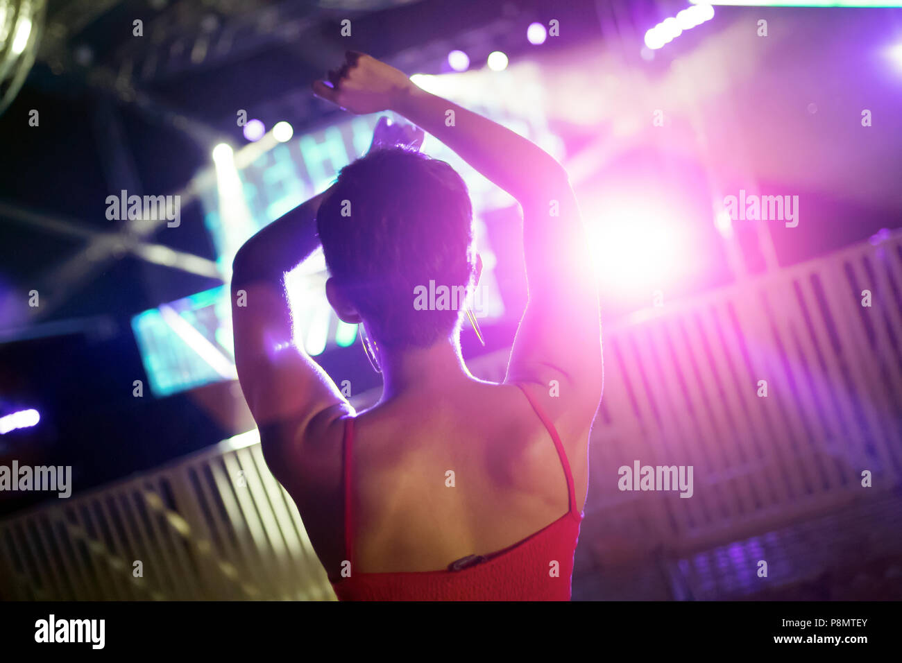 Bild von Tanzen Frau im Music Festival Stockfoto