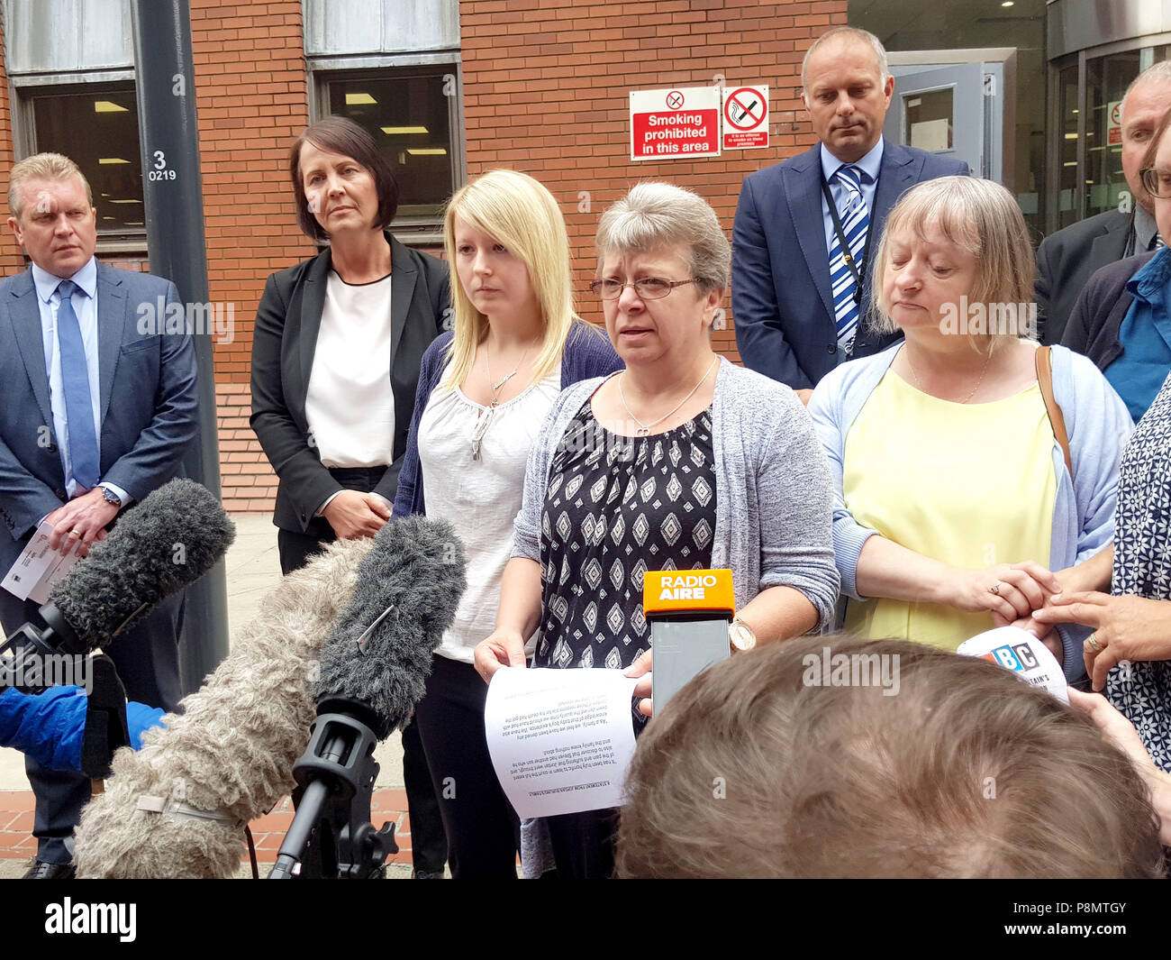 Jordan Noppen der Tante Susan Noppen (Mitte), liest eine Erklärung an die Medien außerhalb Leeds Crown Court, nach der Verurteilung des 18-jährigen Mutter Dawn Cranston und Großmutter Denise Cranston. Der 45-jährige Shop Arbeiter wurde für vier Jahre inhaftiert und die 70-Jährige drei Jahre, wie das Paar wurden wegen Totschlags gefunden. Stockfoto