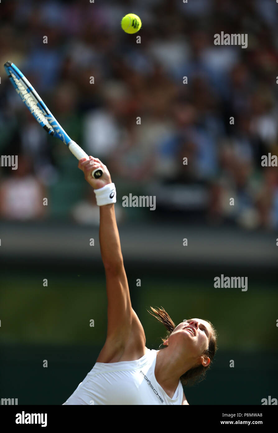 Julia Goerges serviert am 10. Tag der Wimbledon Championships im All England Lawn Tennis und Croquet Club in Wimbledon. DRÜCKEN SIE VERBANDSFOTO. Bilddatum: Donnerstag, 12. Juli 2018. Siehe PA Geschichte TENNIS Wimbledon. Bildnachweis sollte lauten: Steven Paston/PA Wire. Stockfoto