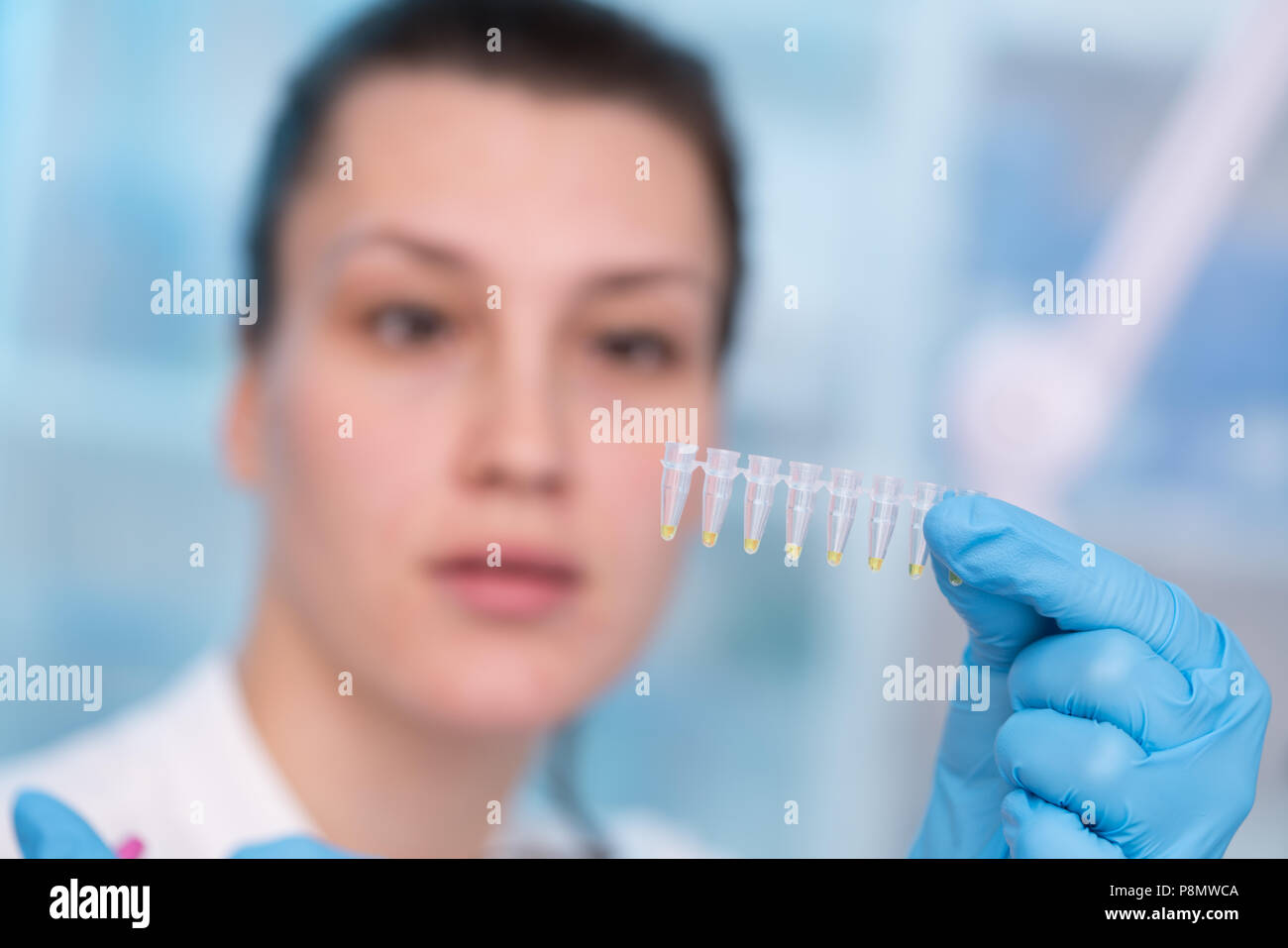 Junge Frau mit der genetischen Forschung im Labor Forschung von Krebserkrankungen Stockfoto