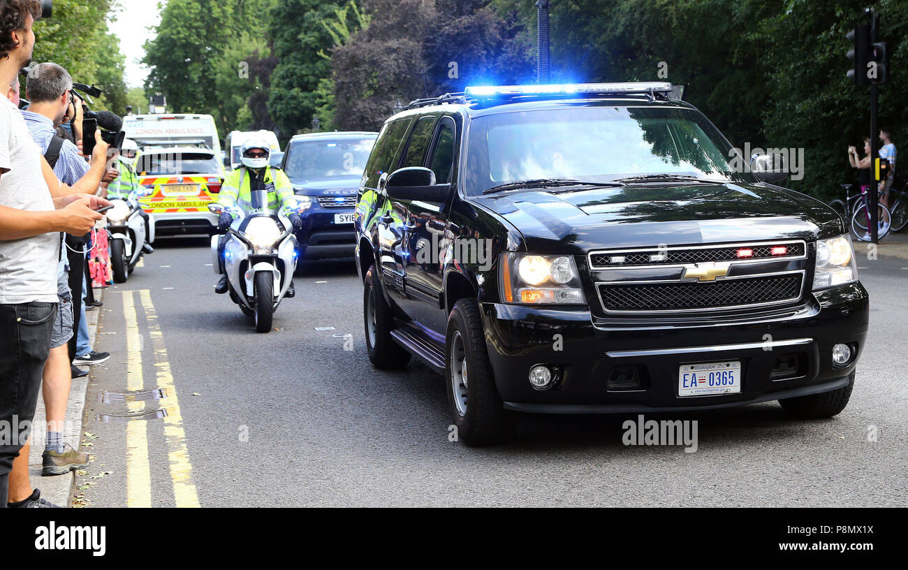 Eine Fahrzeugkolonne kommt an Winfield House in London, die Residenz des amerikanischen Botschafters in den dem Gerichtshof von St James's, während des Besuchs des Präsidenten der Vereinigten Staaten Donald Trump. Stockfoto Eine Fahrzeugkolonne kommt an Winfield House in London, die Residenz des amerikanischen Botschafters in den dem Gerichtshof von St James's, während des Besuchs des Präsidenten der Vereinigten Staaten Donald Trump. Stockfoto