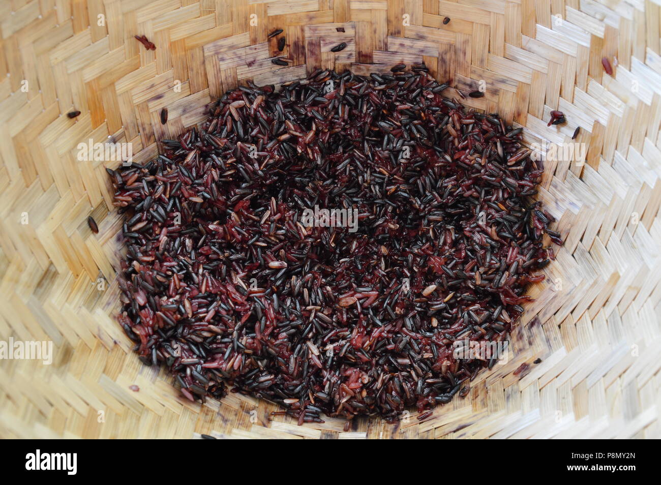 Schwarze klebrige Reis in Bambus Steingut Dampfgarer Stockfotografie - Alamy