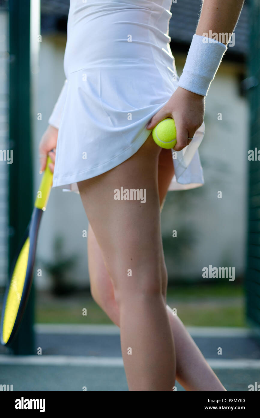 Modell der Darstellung eines weiblichen Tennis Player Entfernen der Kugel von Outfit Stockfoto
