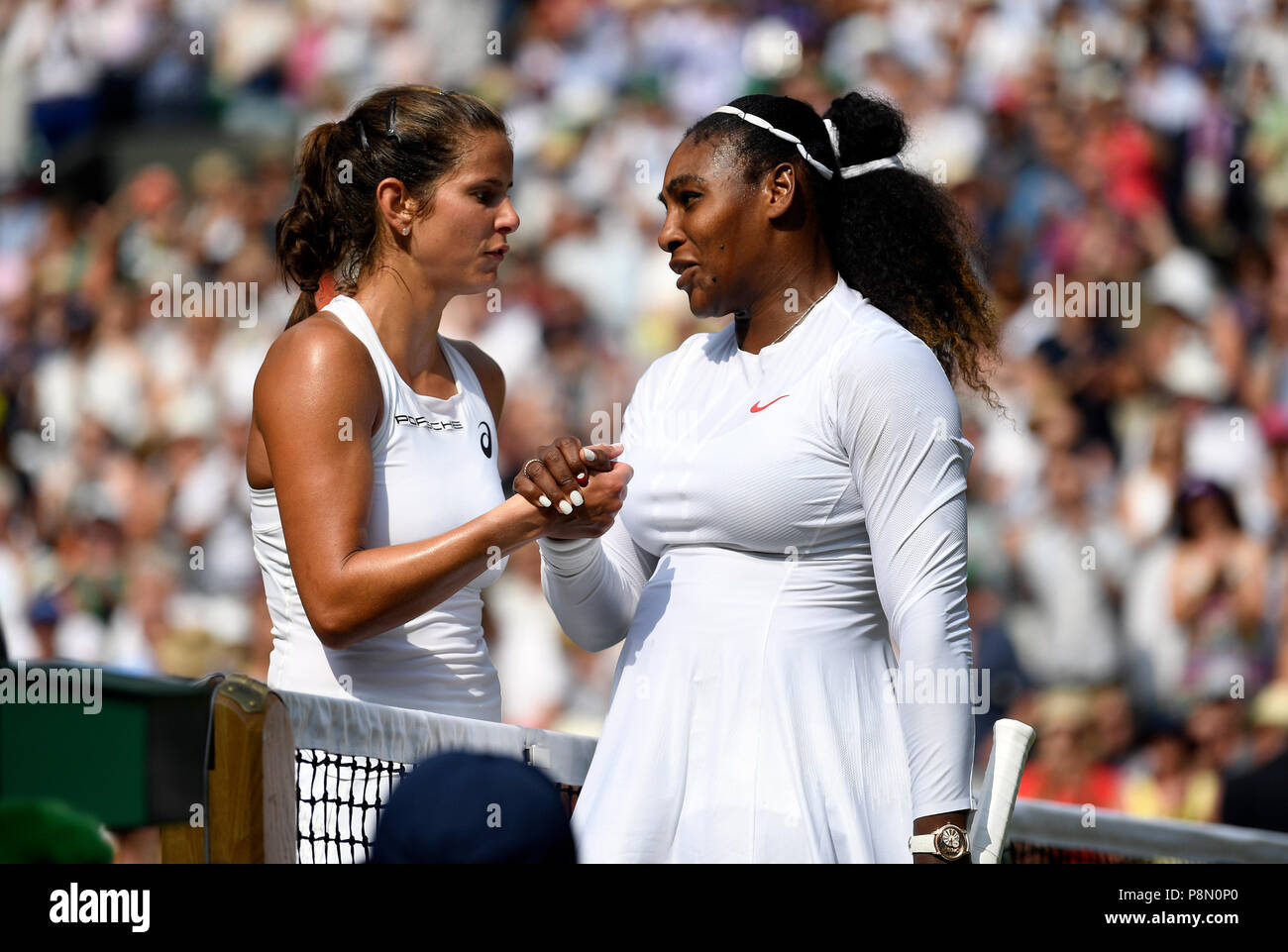 Julia Goerges (links) und Serena Williams geben sich nach ihrem Spiel am  zehnten Tag der Wimbledon Championships beim All England Lawn Tennis and  Croquet Club in Wimbledon die Hände im Netz. DRÜCKEN