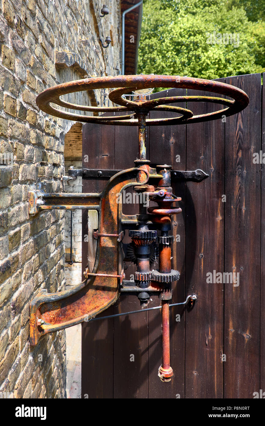 Ein Stück alte und rostige Maschinen in alte Metall Workshops im Freien in Brandenburg, Deutschland Stockfoto