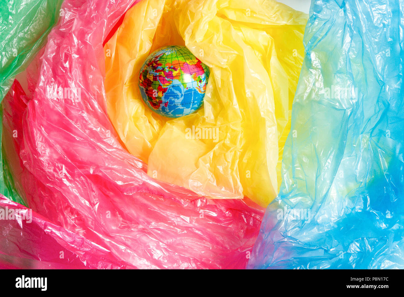 Kleine Welt zwischen einem Haufen von Plastiktüten. Kunststoff übermäßige Verwendung problem Konzept Stockfoto