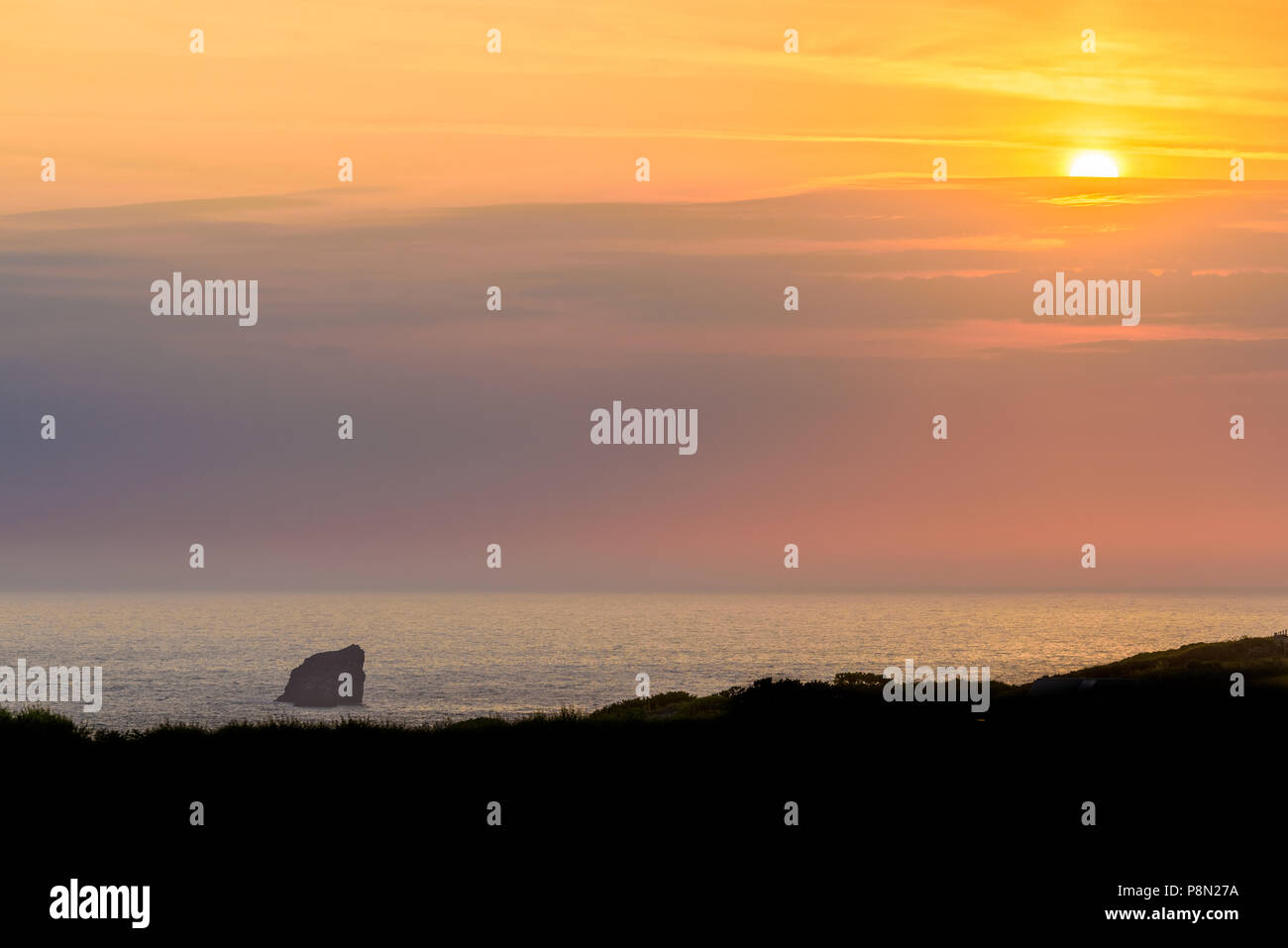 Sonnenuntergang über dem Atlantischen Ozean bei Trevellas, Cornwall, England. Stockfoto