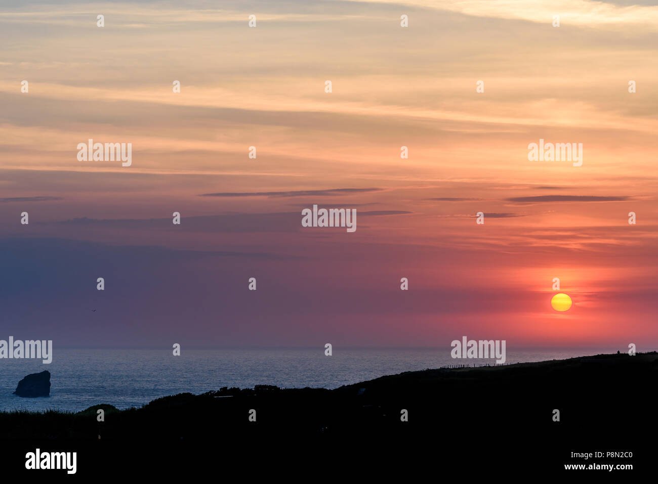 Sonnenuntergang über dem Atlantischen Ozean bei Trevellas, Cornwall, England. Stockfoto