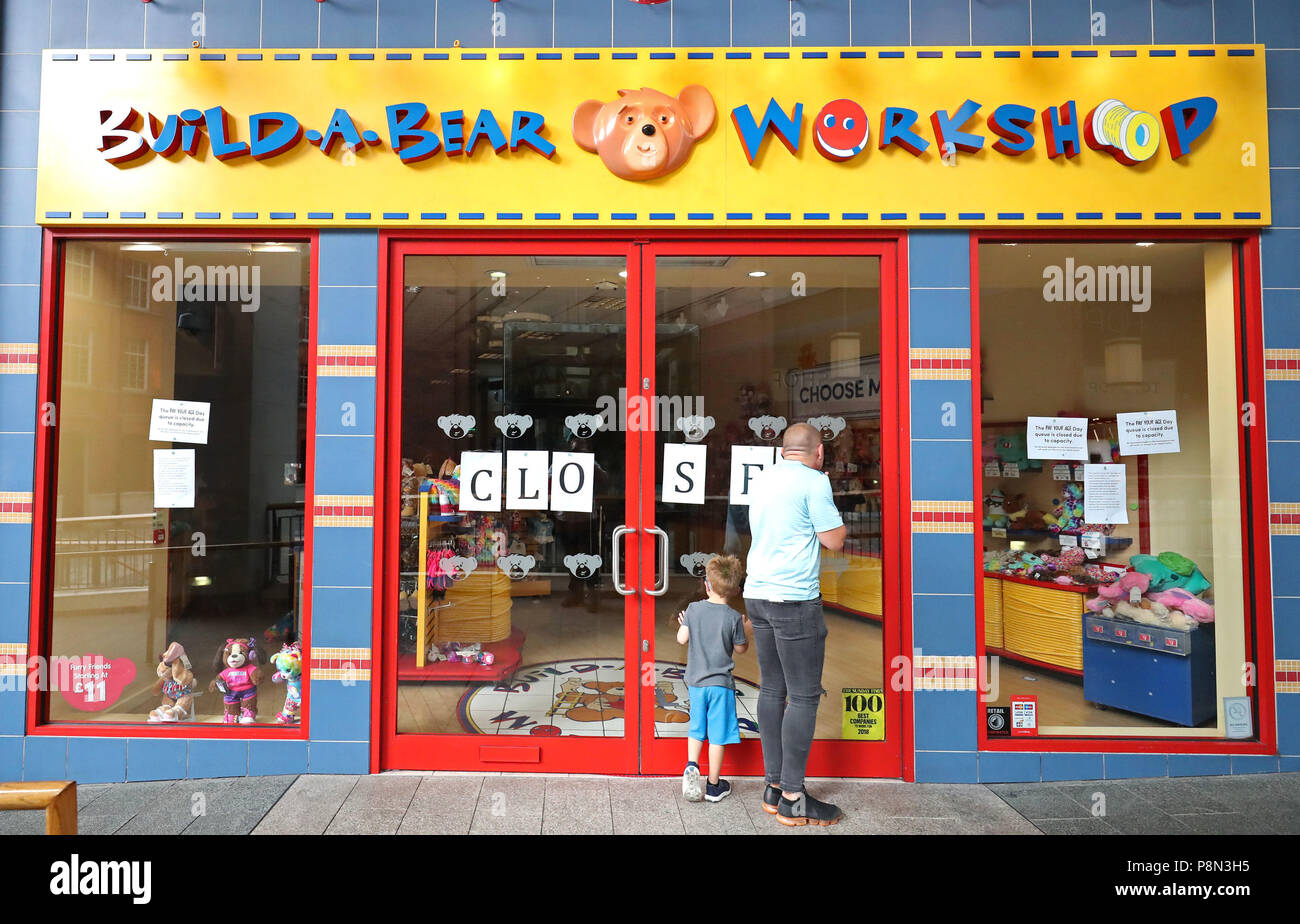 Die Build-A-Bear store in Belfast, wo die Polizei genannt wurden mit Menschenmassen, die sich für eine über das gezeichnete 'alter' Promotion Pay gedreht und hatte seitdem zu schließen. Stockfoto