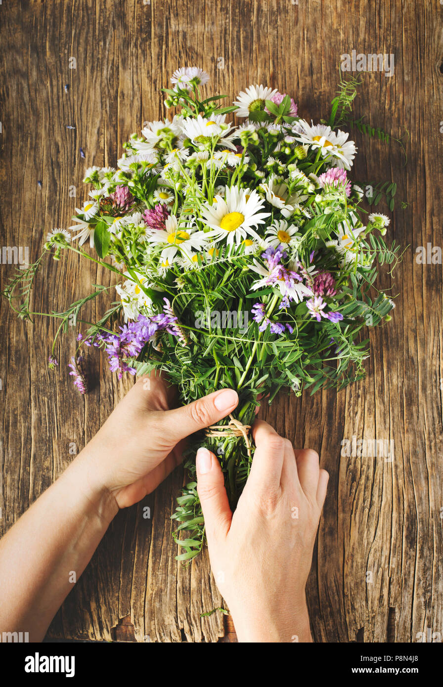 Blumenstrauß aus Wildblumen auf hölzernen Hintergrund Stockfoto