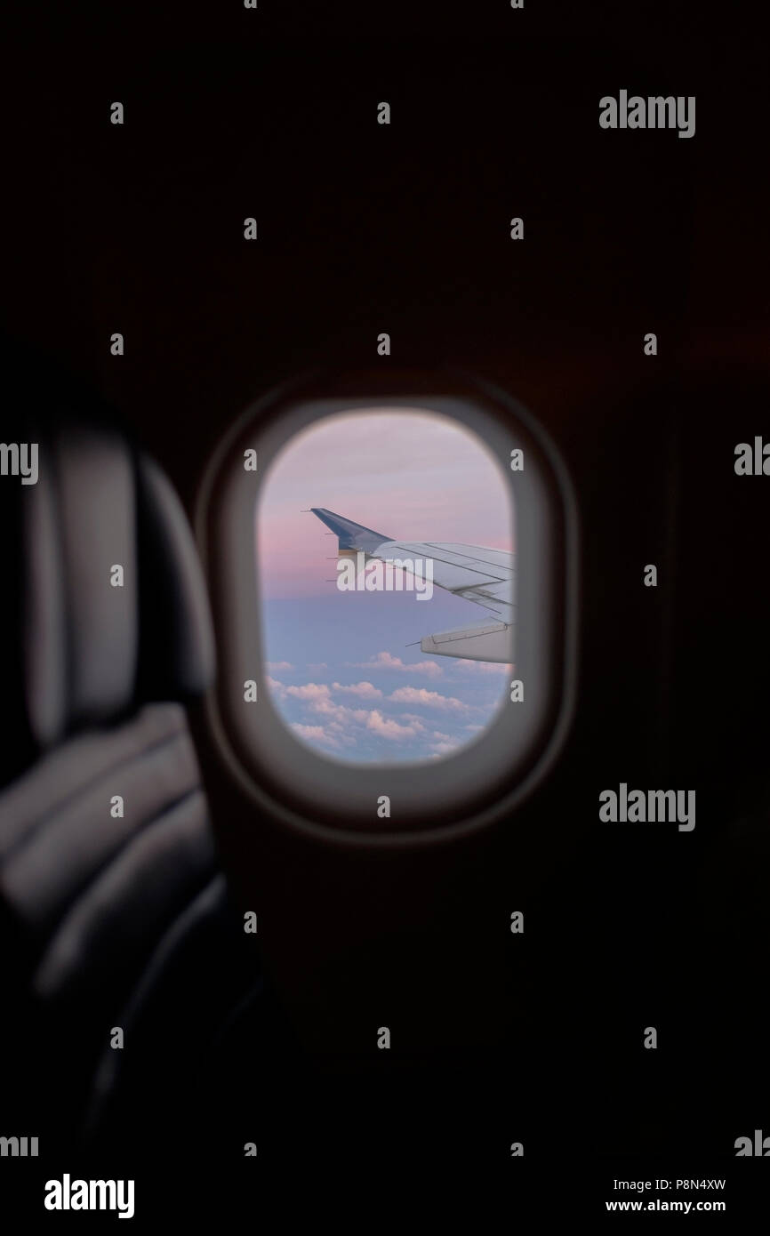Flugzeugfenster im Flug Stockfoto