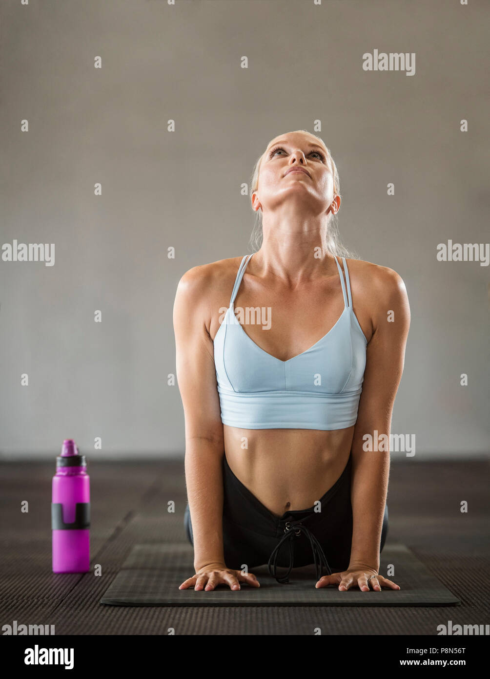Junge Frau mit Yoga Stockfoto