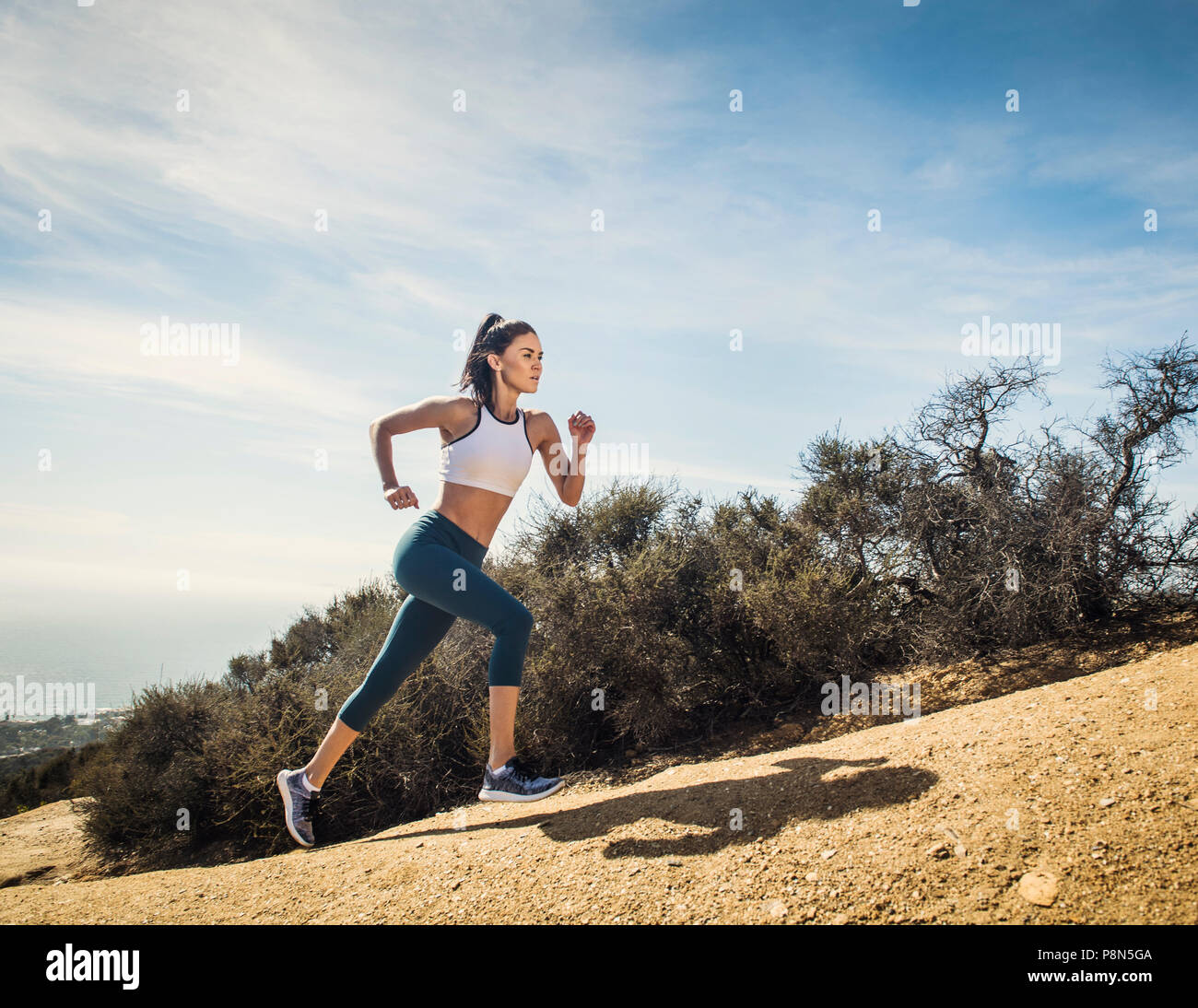 Frau joggen auf dem Berg Stockfoto
