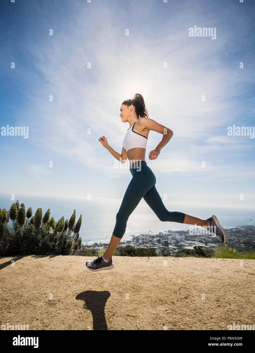 Frau joggen auf dem Berg Stockfoto
