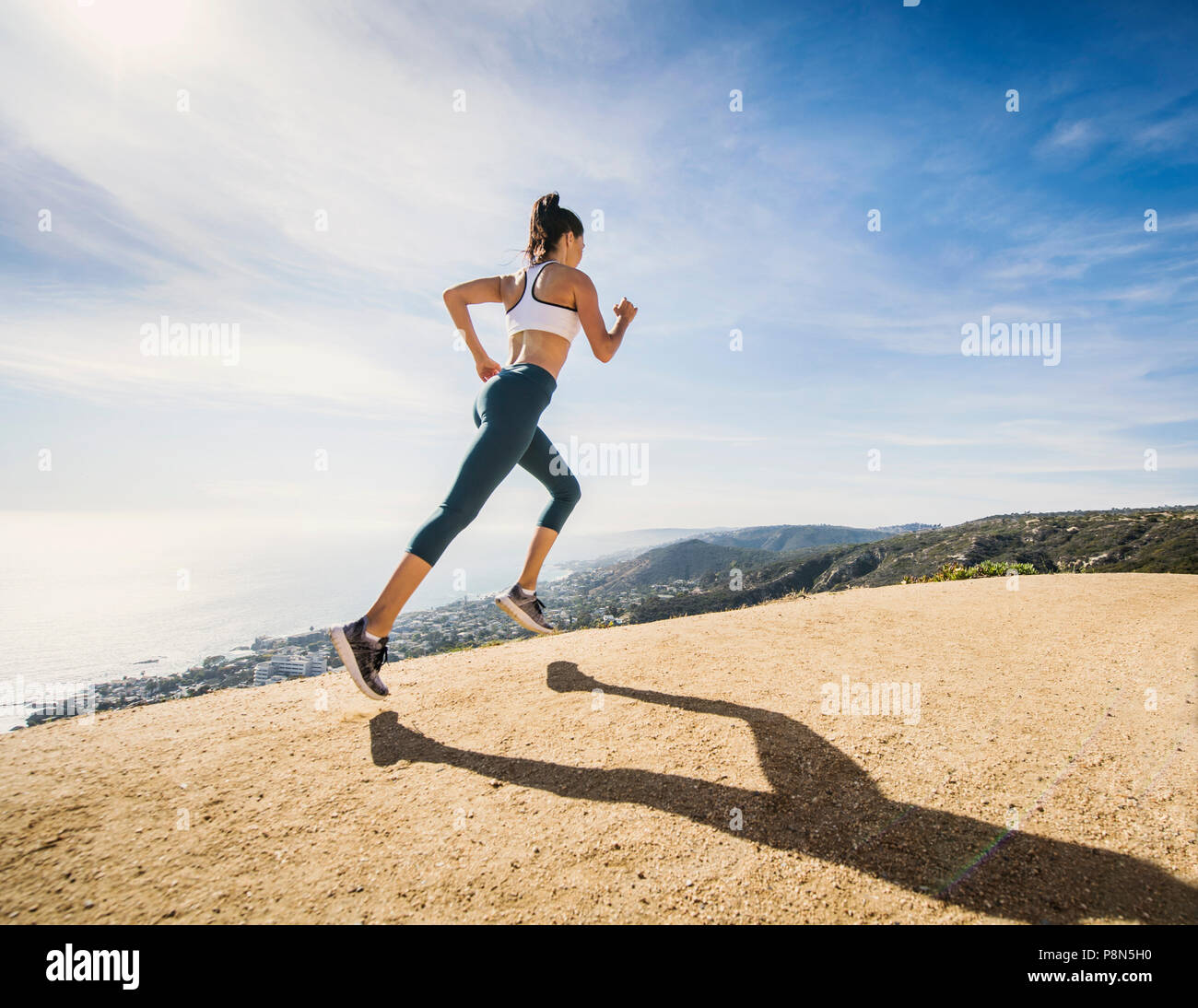 Frau joggen auf dem Berg Stockfoto