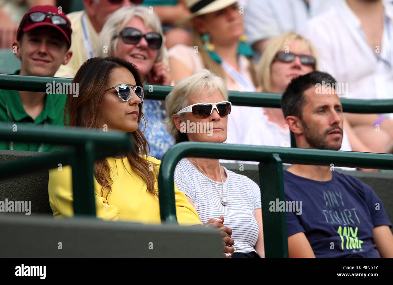 Jamie Murrays Frau (links) Alejandra Gutierrez mit seiner Mutter Judy Murray (Mitte) am 10. Tag der Wimbledon Championships im All England Lawn Tennis and Croquet Club, Wimbledon. Stockfoto