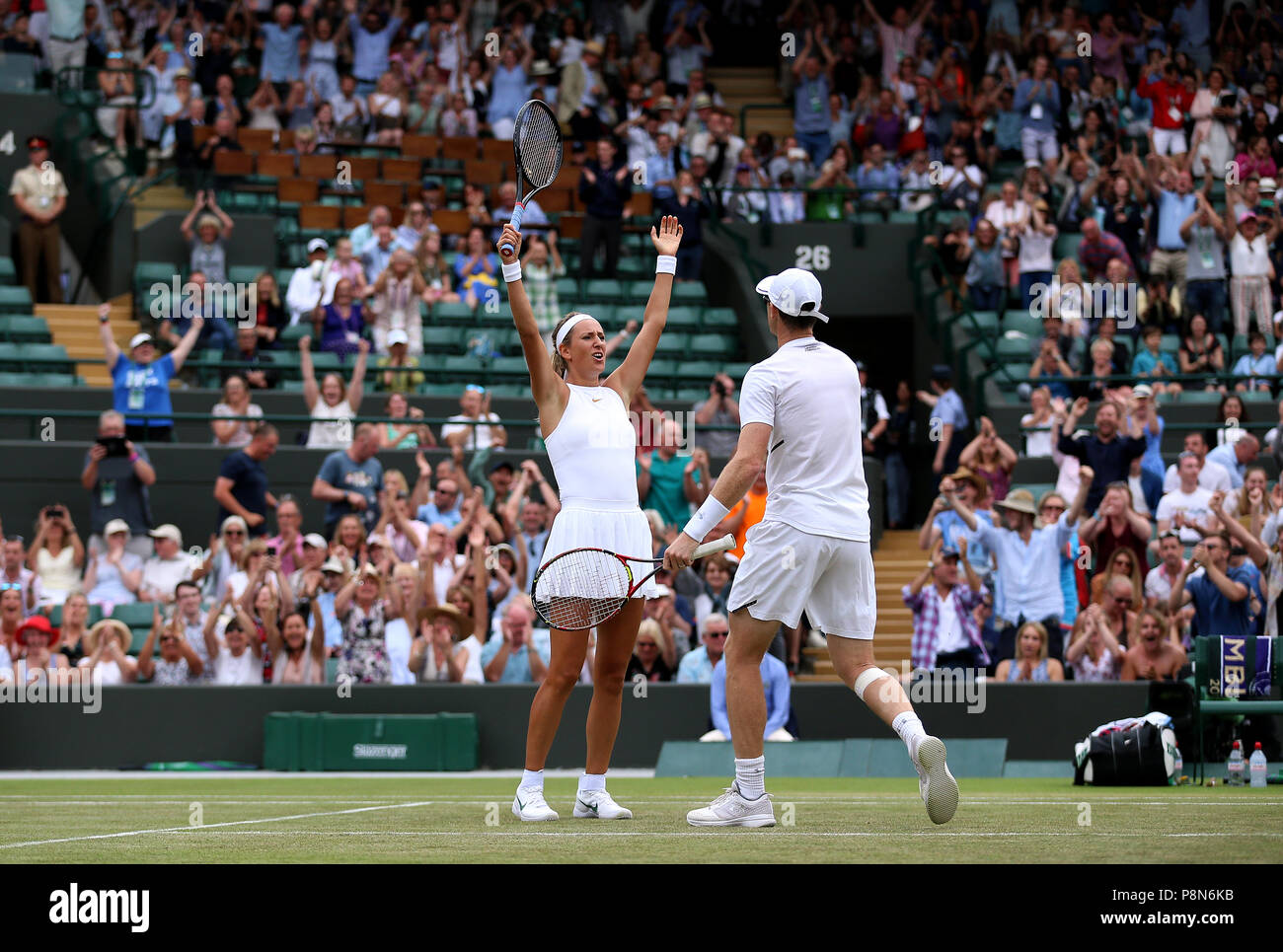 Jamie Murray und Victoria Azarenka feiern ihren Doppelsieg am 10. Tag der Wimbledon Championships im All England Lawn Tennis and Croquet Club in Wimbledon. Stockfoto