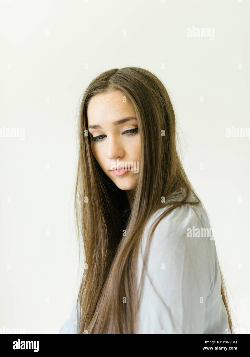 Porträt der jungen Frau mit langen braunen Haaren Stockfoto