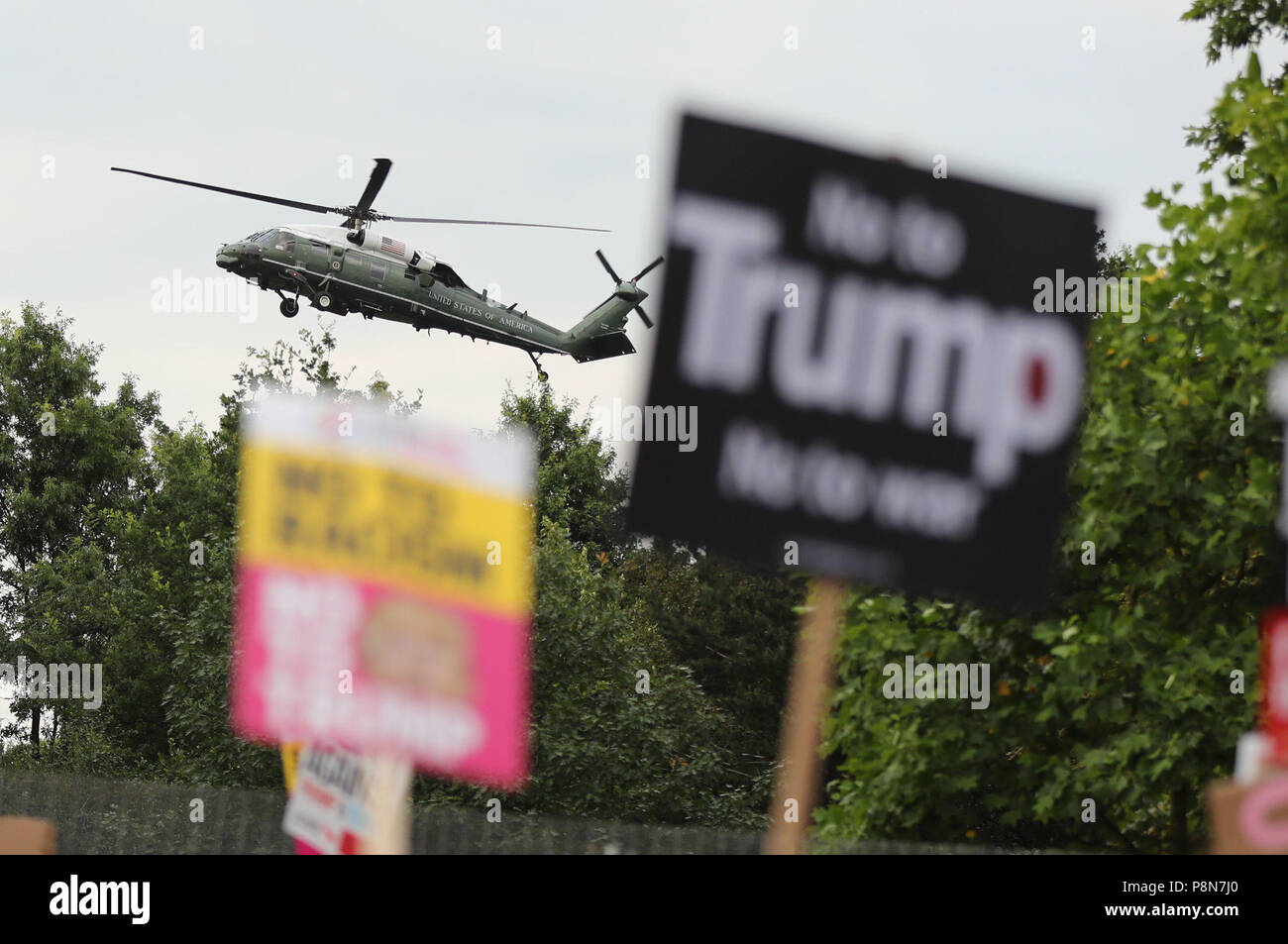 Ein US-Präsidentschaftswahl Hubschrauber landet auf dem Gelände der US-Botschafter in Regent's Park, London, während Demonstranten sammeln Als Teil der Proteste gegen den Besuch von US-Präsident Donald Trump nach Großbritannien. Stockfoto
