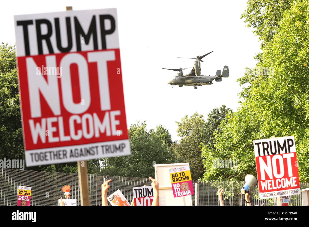 Ein US-Präsidentschaftswahl Hubschrauber verlässt das Gelände der US-Botschafter in Regent's Park, London, während die Demonstranten als Teil der Proteste gegen den Besuch von US-Präsident Donald Trump in Großbritannien sammeln. Stockfoto