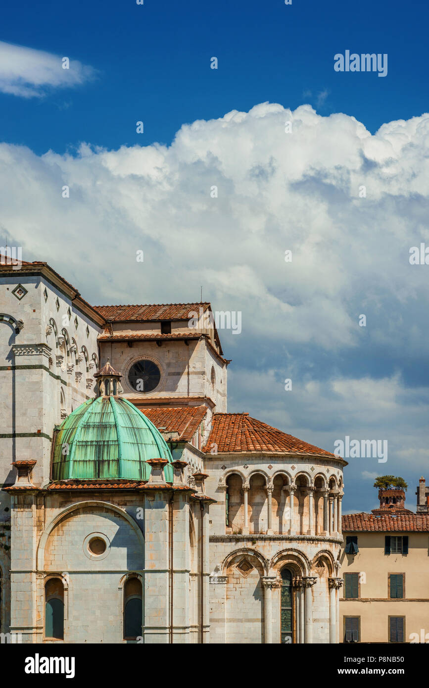 Schöne Wolken über Lucca alten Dom Apsis und Guinigi mittelalterlichen Turm (mit Kopie Raum) Stockfoto