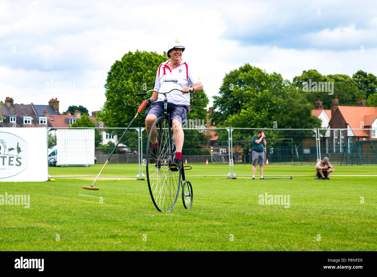 Penny Farthing polo Spieler mit einem Hammer auf ein Spiel der Welt Radfahren Revival Festival 2018, London, UK Stockfoto