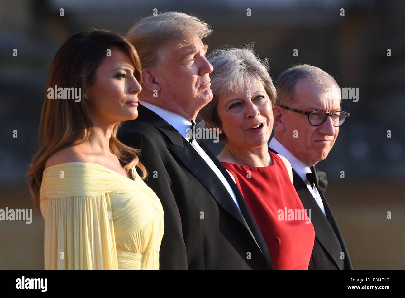 US-Präsident Donald Trump und First Lady der USA Melania Trump stand mit Premierminister Theresa May und ihr Ehemann Philip kann bei Blenheim Palace, Oxfordshire, vor ein Abendessen als Teil seines Besuchs in Großbritannien. Stockfoto