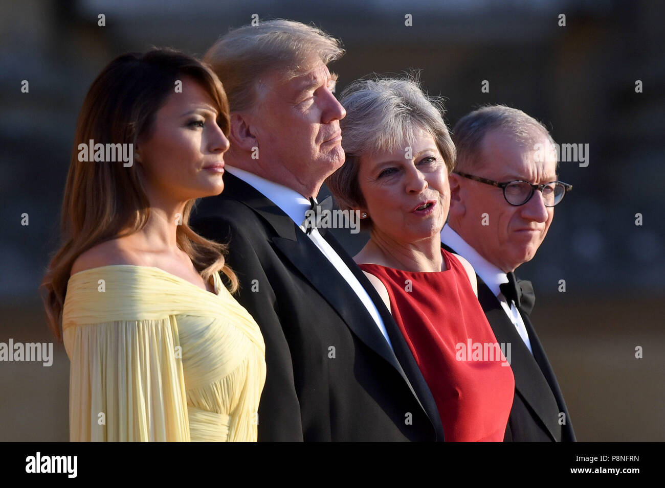 US-Präsident Donald Trump und First Lady der USA Melania Trump stand mit Premierminister Theresa May und ihr Ehemann Philip kann bei Blenheim Palace, Oxfordshire, vor ein Abendessen als Teil seines Besuchs in Großbritannien. Stockfoto