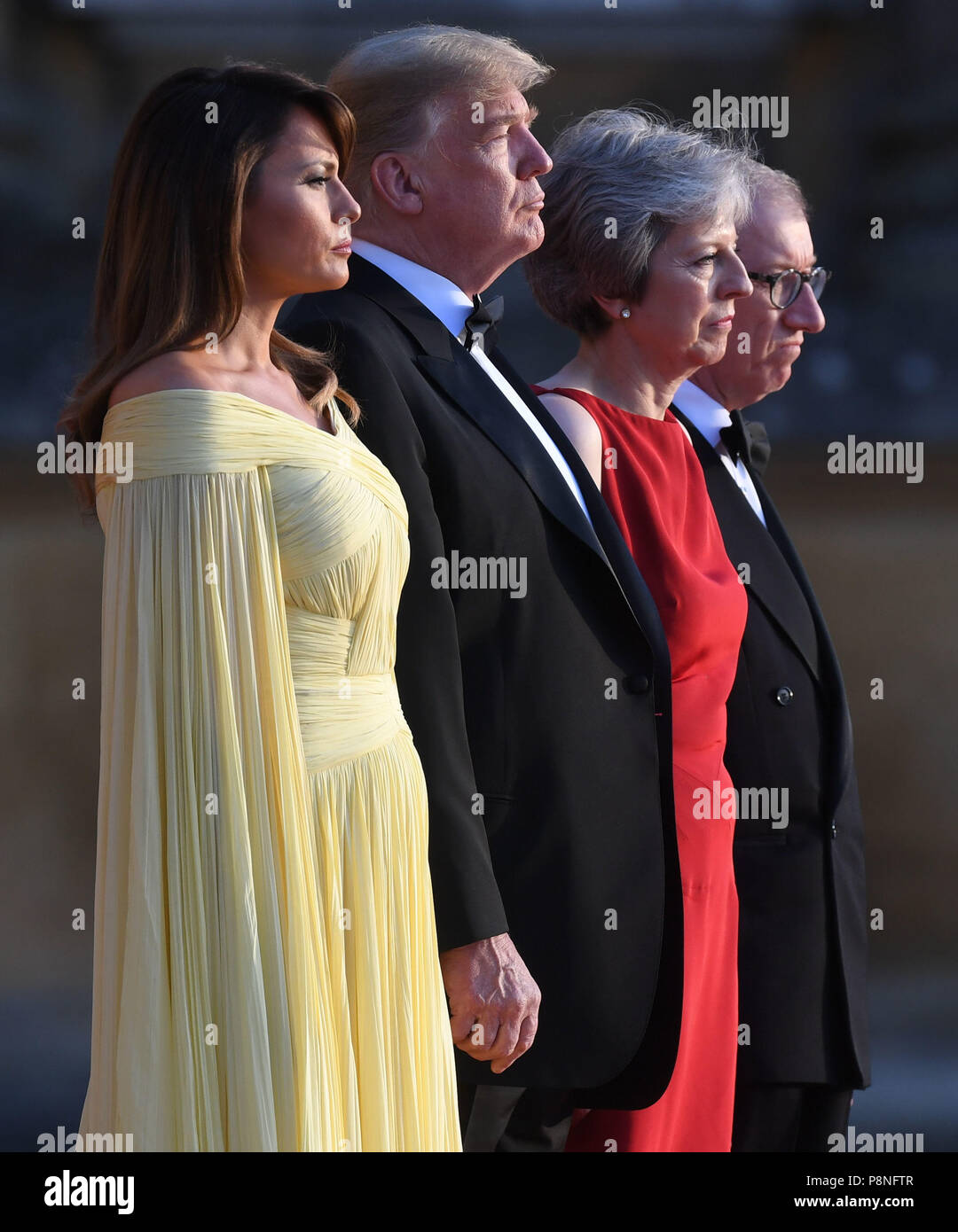 Alternativen ANBAU US-Präsident Donald Trump und First Lady der USA Melania Trump stand mit Premierminister Theresa May und ihr Ehemann Philip kann bei Blenheim Palace, Oxfordshire, vor ein Abendessen als Teil seines Besuchs in Großbritannien. Stockfoto