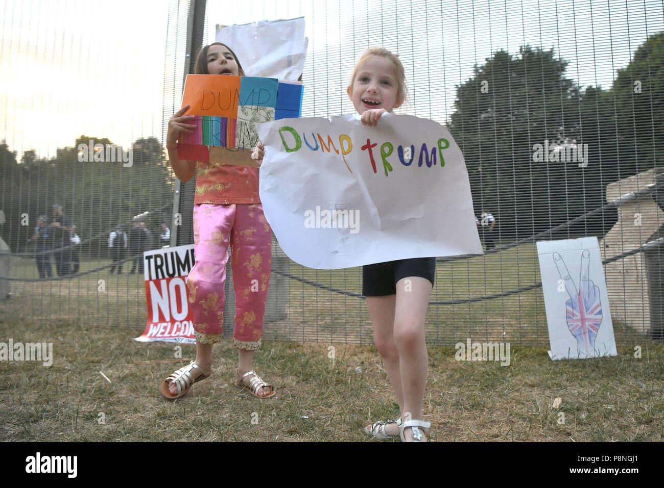 Die Demonstranten versammeln sich in Westminster, London, als Teil der Proteste gegen den Besuch von US-Präsident Donald Trump nach Großbritannien. Stockfoto