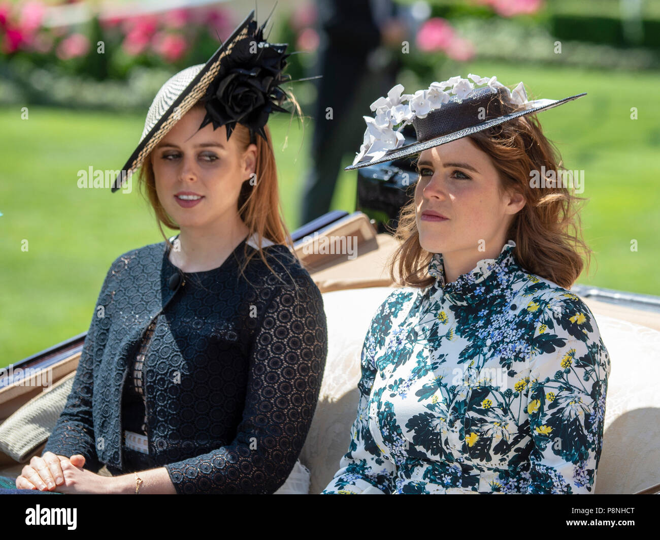 Prinzessinnen Beatrice und Eugenie ankommen für Ladies Day im Royal Ascot. Stockfoto