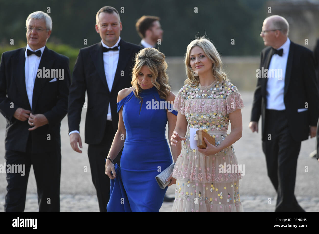 Die Menschen vor der Ankunft von US-Präsident Donald Trump at Blenheim Palace, Oxfordshire, für ein Abendessen auf Einladung von Premierminister Theresa May zu erwarten, als Teil seines Besuchs in Großbritannien. Stockfoto