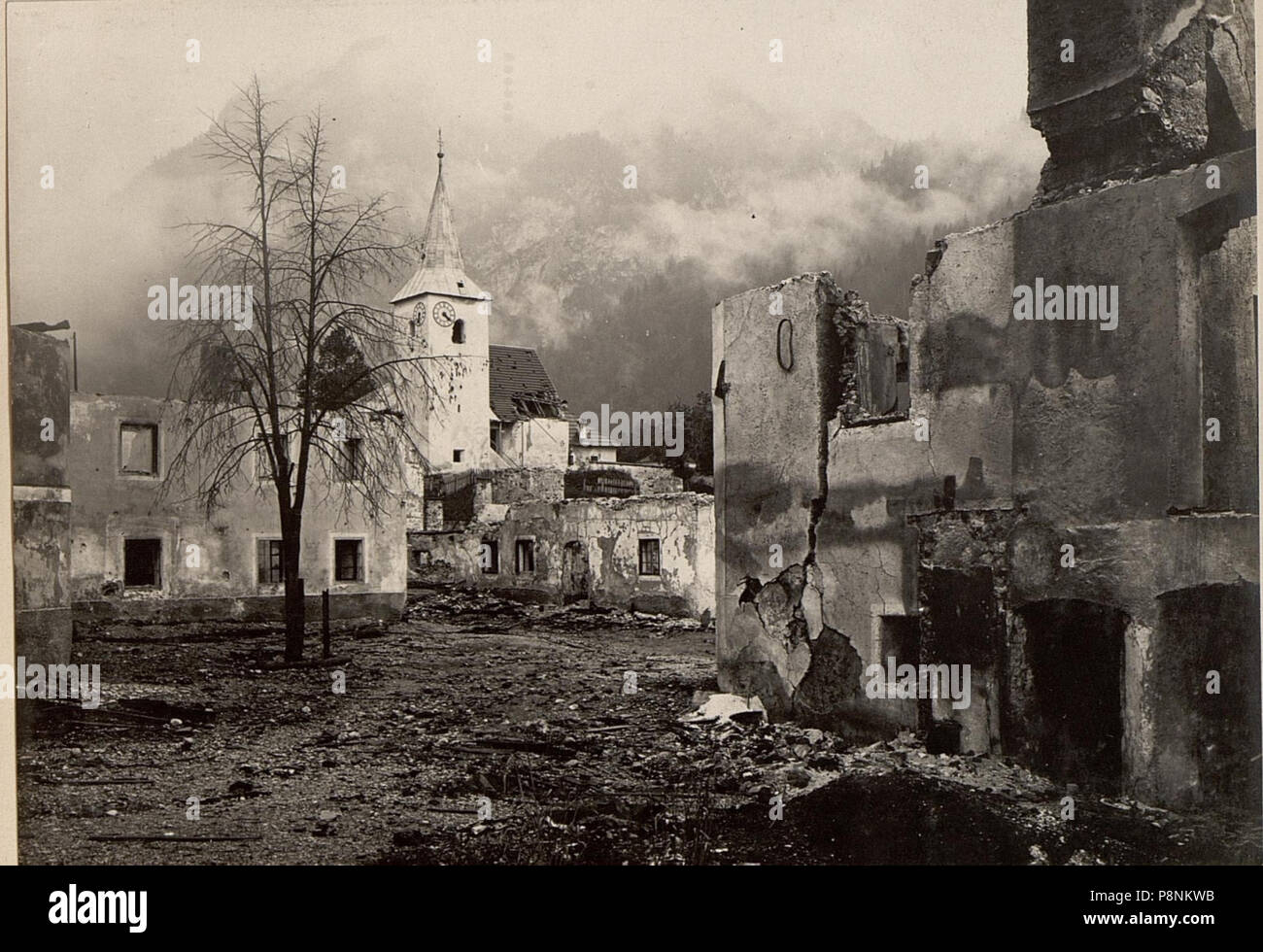 588 Zerschossene Häuser und Kirche von Wolfsbach, aufgenommen am 28. Mai 1916 (BildID) 15472961 Stockfoto