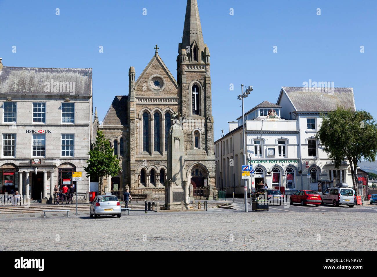 Presbyterianische Kirche und andere Gebäude im Castle Square, Caernarfon, Gwynedd, Wales Stockfoto