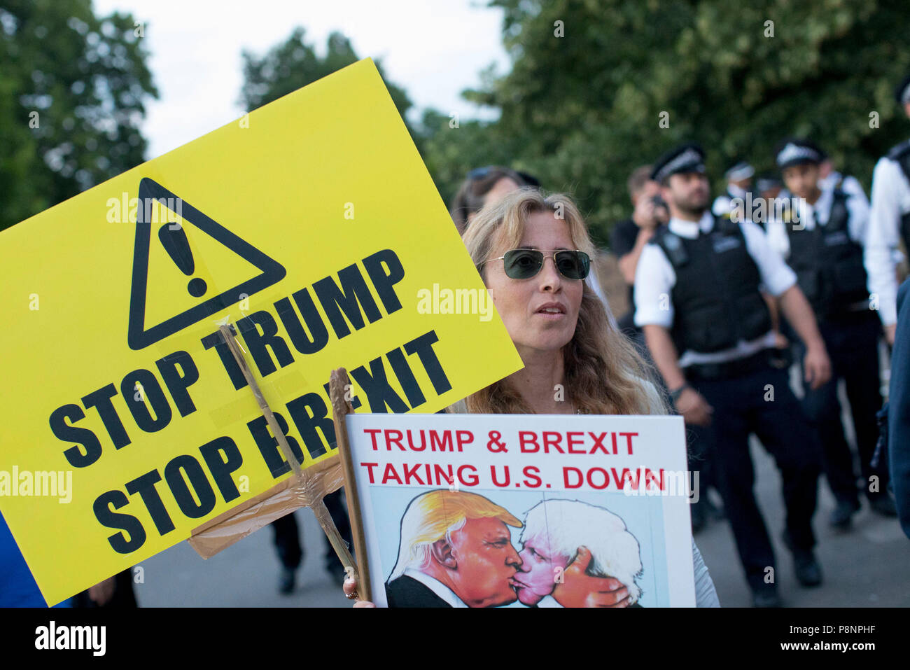 Die Demonstranten versammeln sich die US-Botschafter Residenz im Regent's Park, London, als Teil der Proteste gegen den Besuch von US-Präsident Donald Trump nach Großbritannien. Stockfoto