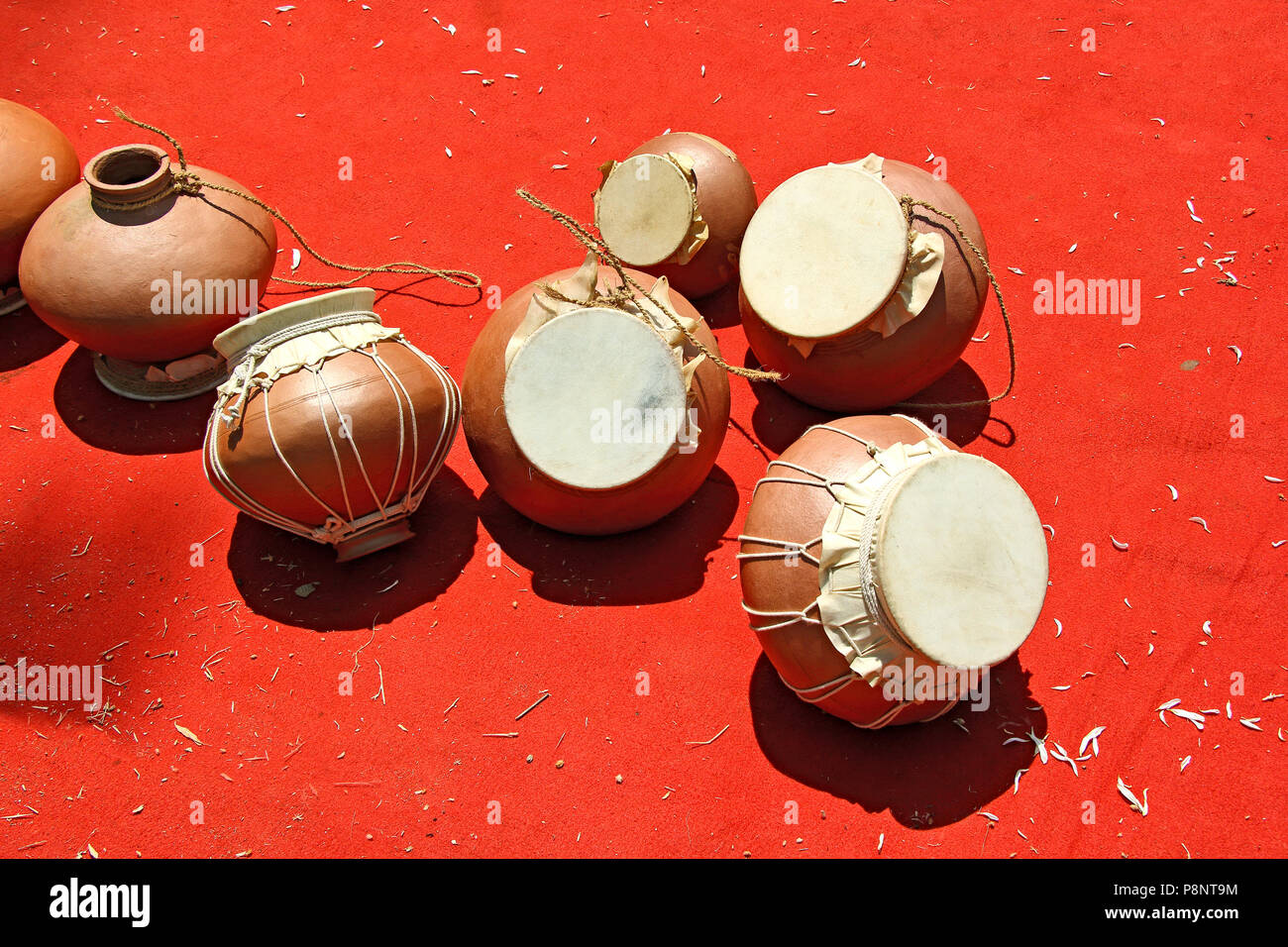 Ghumat oder ghumott, die traditionellen Percussion Musikinstrumente von Goa, Indien, aus Leder Membran und earthern Topf Stockfoto