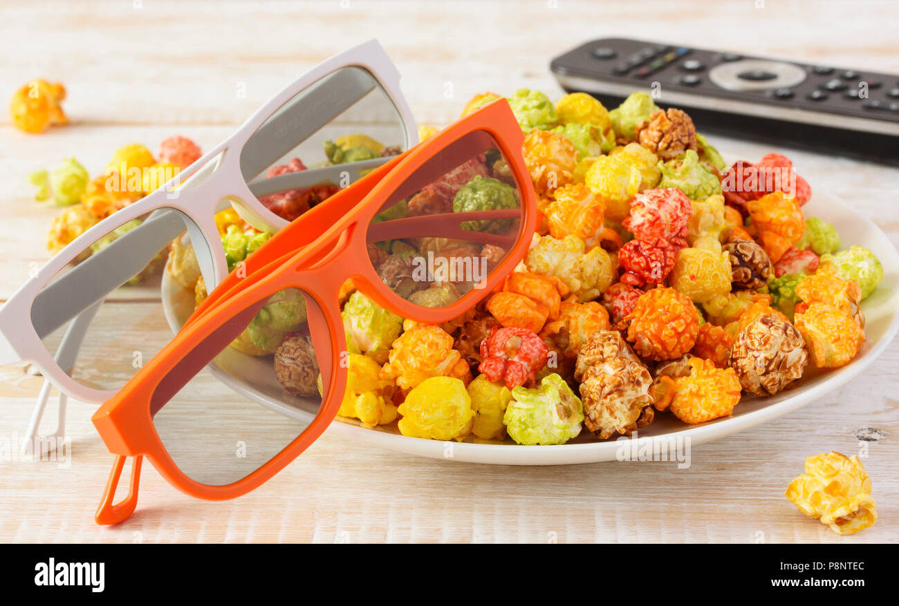 Kino. Popcorn und 3-D-Brille. Stockfoto