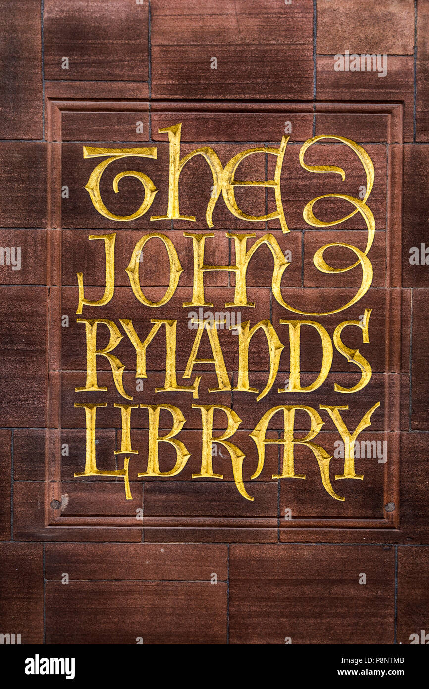 Eingravierten Namen der John Rylands Library auf dem rosa Cumbrian Sandstein Fassade des Gebäudes, Manchester, UK Stockfoto