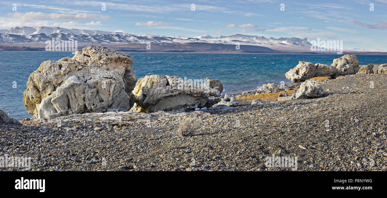 Der See Lago Sarmiento mit Kalkstein Formationen Formationen im Vordergrund. Stockfoto