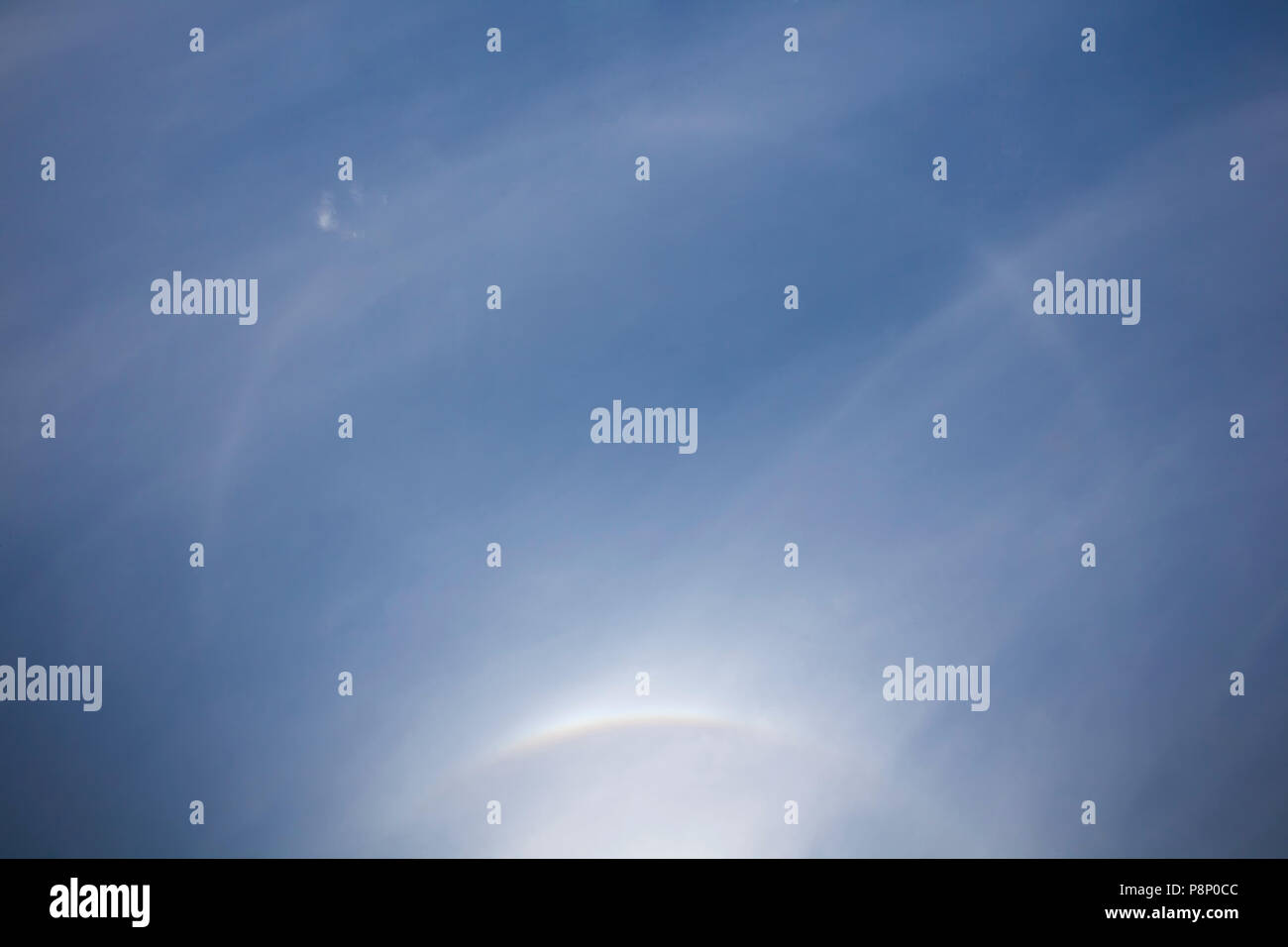 22 Grad Halo, parhelic Kreis und oberen Berührungsbogen in einem blauen Himmel Stockfoto